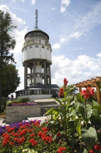 Башня находится почти в центре города и 