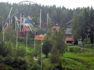 Разнообразные американские горки в парке