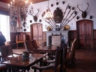 Перемещаемся в Оружейный зал и видим пер