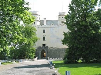 Снаружи замок также очень хорош! Великол