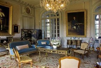 Оранжерея, служебные пристройки и кована