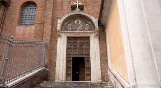 Санта-Мария-ин-Арачели. Боковой вход в б