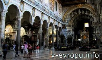 Римские колонные центрального нефа.