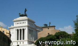 Центральный фасад. Слева здание Музея Ри