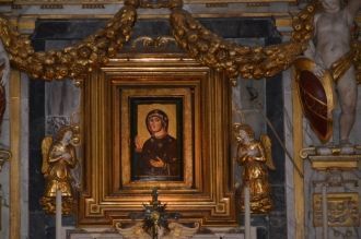 В центральном алтаре помещается икона Бо