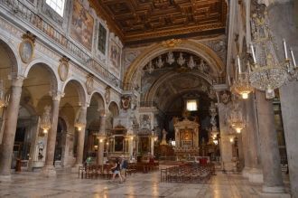 В церкви три нефа, разделённые галереями