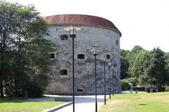 Таллиннская городская стена. Башня Толст