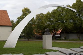 Рядом с музеем установлен памятник Хельг
