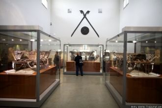 Зал музея экспозиции предметов найденных