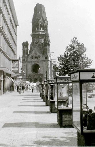 Из четырех сооружений: новой церкви, кол