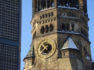 Здание было оформлено в неороманском сти