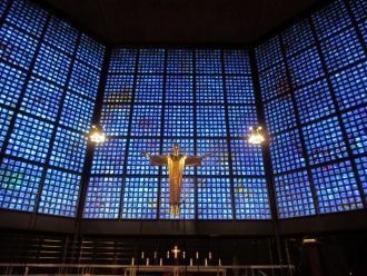 Алтарь новой церкви украшен парящей в во