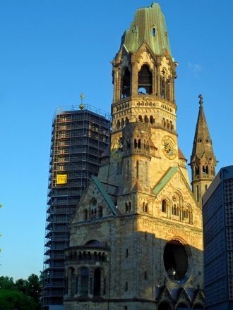 В 1961 году рядом с руинами по проекту Э