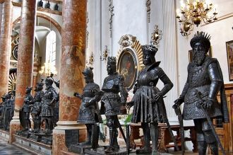 После изученных повреждений, придворный 