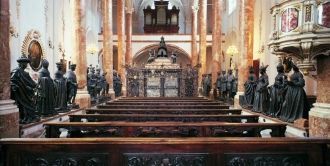 Над двухметровым кенотафом трудились арх