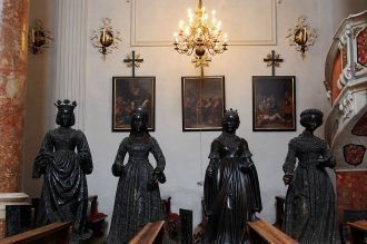 Всю скромность фасада без остатка компен