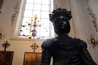 Эти скульптуры выполнены в человеческий 