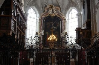 Охранять покой императора и одновременно