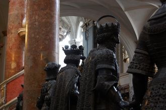 После завершения кенотафа, около десяти 