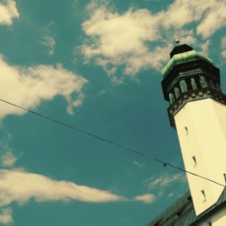 Внешне, церковь создана по канонам абсол