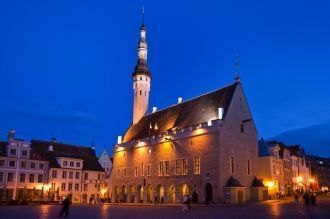 Таллинская ратуша в ночной подсветке.