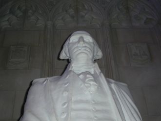 Статуя Джорджа Вашингтона.