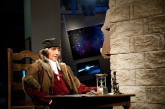 Встречает посетителей Астроном - Звездоч