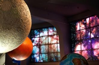 Глобусы Земли, Луны, Марса и Венеры. Они