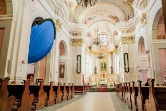 В убранстве храма следует обратить особо