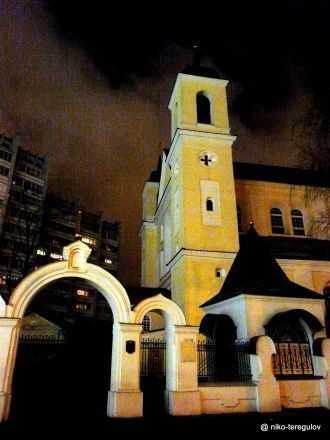 Центральный фасад собора поделен на част