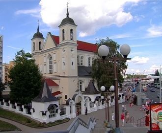 По периметру территории проходит кованая