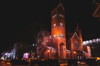 Красный костел ночью