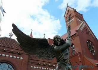 В 1996 году перед храмом была установлен