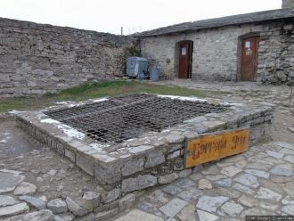 Во дворе Старой крепости слева от входа 