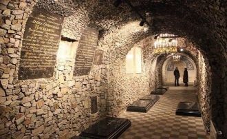 На территории комплекса находится фамиль