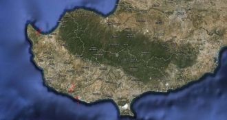 Находится оно на северо-западной оконечн