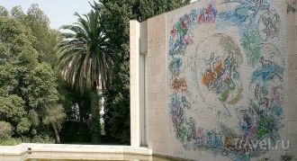 В саду музея Шагала в Ницце.