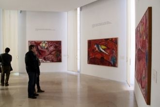 Во втором зале находятся 5 картин в крас