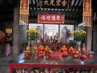 Приношение в Храме Линь Фон.