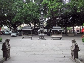 Площадь возле Храма Линь Фон.