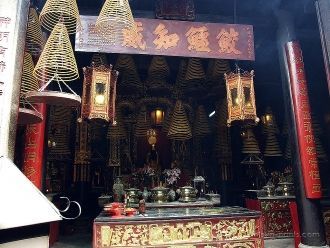 В храмах курятся благовония: говорят, чт