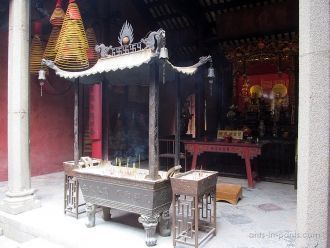 Посетители могут также приобрести мелкие