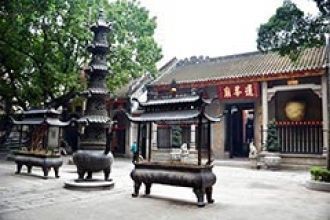 Вход в Храм Линь Фон охраняют статуи льв