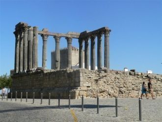 Сооружение возвышается на высоком стилоб