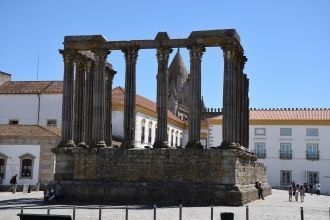 Римский храм Дианы в Эворе вид сзади.