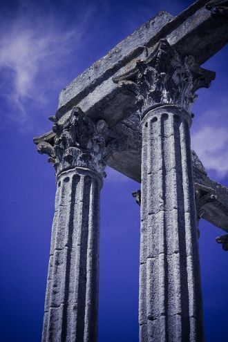 Гранитные колонны.