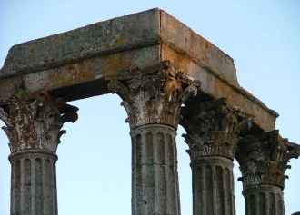 Колонны с великолепными капителями, подд