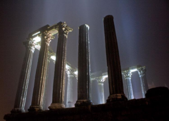 Римский храм Дианы ночью.