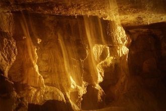 Скальные формации пещеры эайлуии.