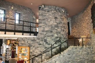 Зал перед входом в пещеры Эайлуии.